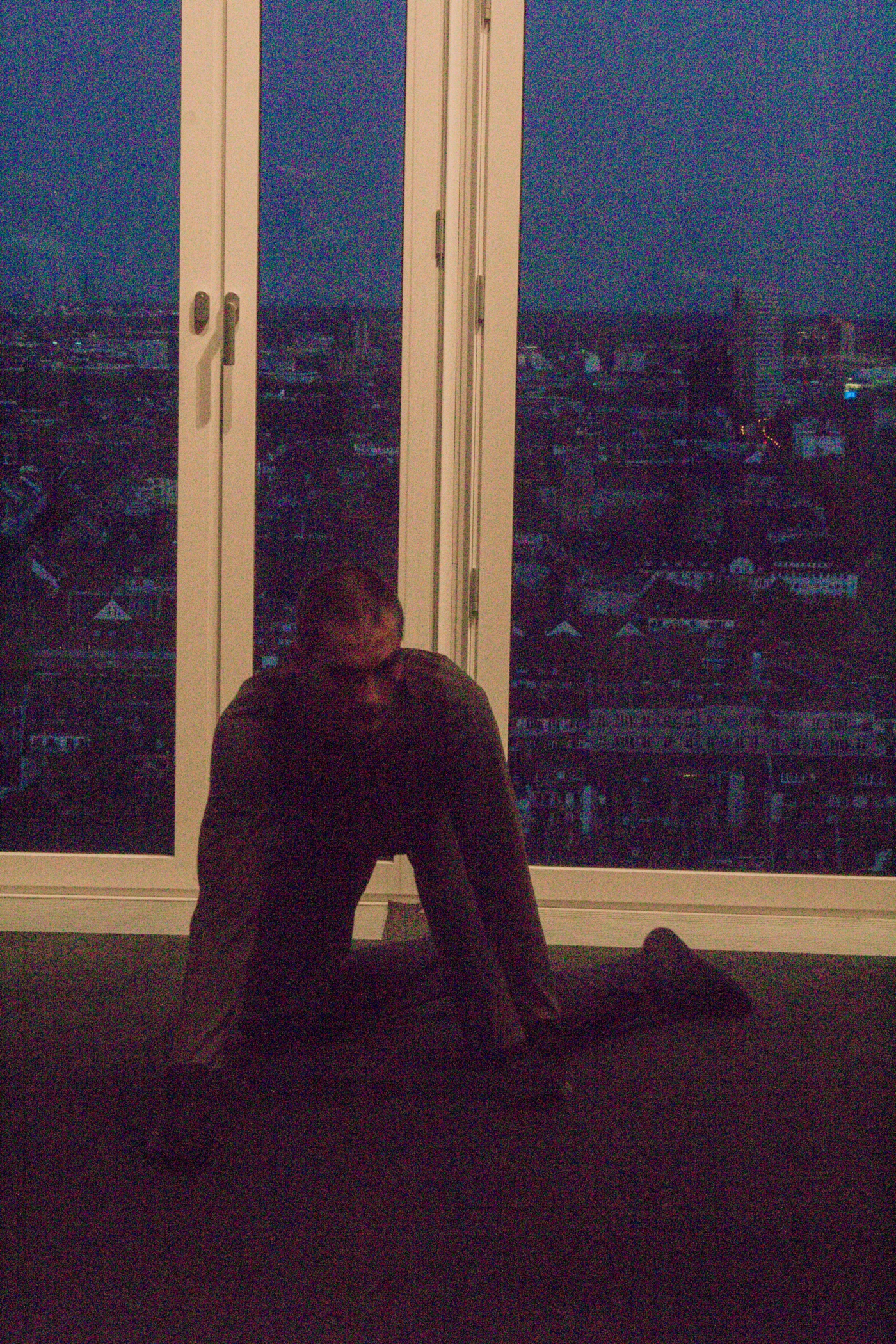 Liora Epstein Hagen Keller performance in Crawling Suit at McKinsey Skyoffice Düsseldorf